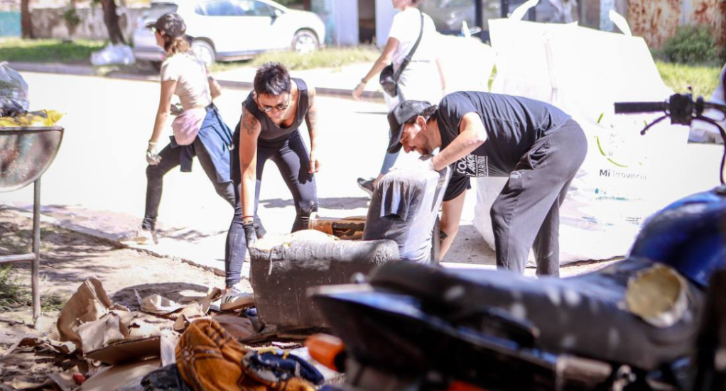 Tragedia de Bahía: Mayra Mendoza y más de mil voluntarios de La Cámpora limpiaron la&nbsp;ciudad