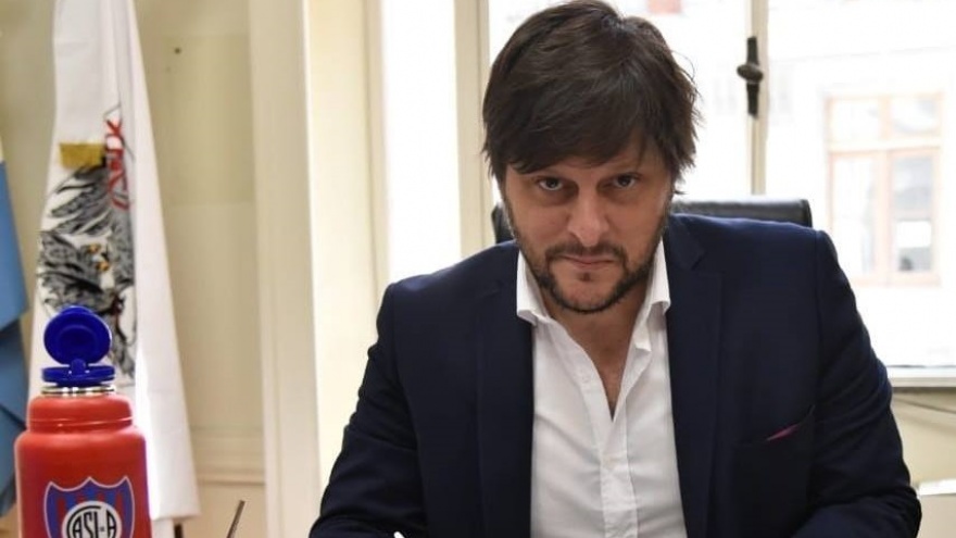 Coraje y decisión: Santoro donó una bandera a una plaza 