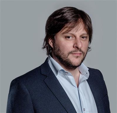 Santoro evita críticas a Milei y se distancia de Kicillof y Cristina, buscando una “unidad” en CABA 